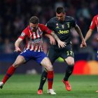 Mario Mandzukic, con la camiseta de la Juventus, jugando contra su exequipo, el Atlético de Madrid.