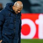 Zidane, cabizbajo, durante el partido que su equipo perdió ante el Shakhtar.