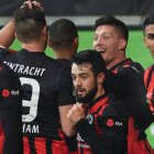 Jovic celebra uno de sus dos goles con sus compañeros del Eintracht de Frankfurt.