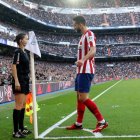 Guadalupe Porras atiende la protesta de Felipe en el último Real Madrid-Atlético celebrado en el Santiago Bernabéu.