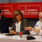 La presidenta del PSC, Nuria Marín, entre Illa e Iceta.