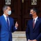 Felipe VI junto a Pedro Sánchez.