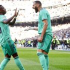 Vinicius y Benzema celebrando un gol en el Bernabéu.