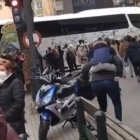 Aficionados del Real Madrid recibiendo al equipo en Alcoy