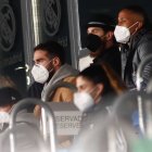 Sergio Ramos, entre Carvajal y Militao, presenciando el partido entre el Real Madrid y la Real Sociedad.