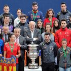 Juan Roig junto a deportistas en la presentación del proyecto FER+.