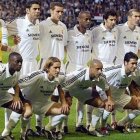 Claude Makelele, primero por abajo a la izquierda, junto a sus compañeros del Real Madrid.