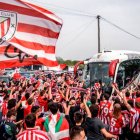 Más de 2.000 aficionados se agolpan para despedir al Athletic.