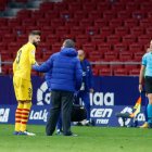 Piqué, en el momento de retirarse, lesionado, del césped del Metropolitano.