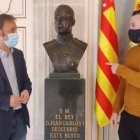 Los concejales de Compromís Natxo Bellido y Rafa Mas junto al busto del rey Emérito Juan Carlos I