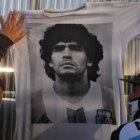 Hinchas argentinos, con una camiseta de Maradona, aguardaban su recuperación.