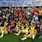 La plantilla del Atlético de Madrid, celebrando el triunfo liguero en el Nou Camp en la temporada 2013-14.