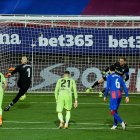 Marko Dmitrovic, portero del Eibar, marcó de penalti ante el Atlético.