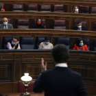 Casado ante Sánchez y varios ministros.