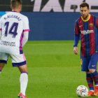 Messi y Alcaraz, en un instante del polémico Barcelona-Valladolid de anoche.