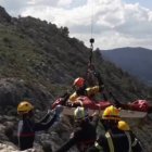 Momento del rescate y traslado del cuerpo de la fallecida por los bomberos de la Diputación de Alicante