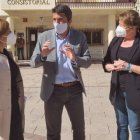 Isabel Bonig, Carlos Mazón y Ana Serna en la puerta del Ayuntamiento de Albatera