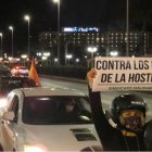 Unos cien coches han recorrido las principales calles del centro de Alicante para reclamar la reapertura de la hostelería