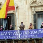 Los representantes municipales han desplegado una pancarta en el balcón del Ayuntamiento de Alicante