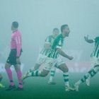 Los jugadores del Betis celebran uno de sus goles ante la Real Sociedad en medio de una niebla impresionante.