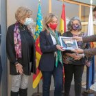 El alcalde de Alicante, Luis barcala, ha hecho entrega a las agentes de una placa conmemorativa del homenaje