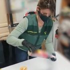 La Guardia Civil descubrió la droga oculta en botes de snacks