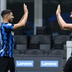 Achraf Hackimi, a la izquierda, celebrando un gol con la camiseta del Inter.