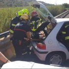 Momento en el que los bomberos sacaban del vehículo al conductor