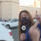 Amparo Martín, periodista de Apunt, mientras le zarandeaban