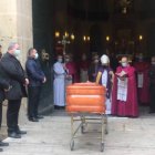 Momento de la llegada del féretro con los restos del Obispo Emérito a la Concatedral de Alicante / FOTO y VÍDEO: Ubaldo Aracil