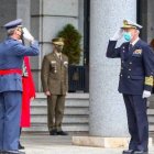 Robles observa el saludo entre el JEMAD entrante y el saliente.