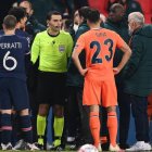 Imagen del partido entre el PSG y el Basaksehir, de Liga de Campeones, que tuvo que ser suspendido por insultos con Webó.