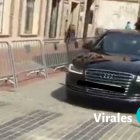 El coche de Sánchez a punto de ser abucheado