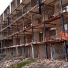 Ruinas del hotel de Arenales del Sol, cuya construcción quedó paralizada hace años / Foto: Contigo Elche