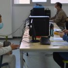 Los técnicos municipales tutorizan a las personas que necesitan aprender a manejarse en internet