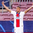 Mbappé celebra uno de los tres goles que marcó en el Nou Camp.