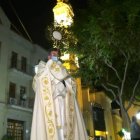 El sacerdote de la parroquia de San Pedro, José Rayos Gutiérrez, portando el Santísimo Sacramento