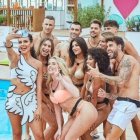 Cristina Pedroche con los cnncursantes de "Love Island".