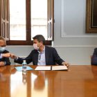 El secretario autonómico de Educación, Miquel Soler, y el presidente de la Diputación de Alicante, Carlos Mazón, tras la firma del acuerdo