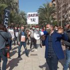 Los hosteleros alicantinos se han concentrado frente a la sede del Consell en Alicante