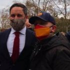 Abascal posa con uno de los simpatizantes de Vox en su llegada a Barcelona