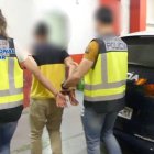 Tres detenidos por retener y apuñalar a un menor