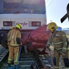 Los bomberos del Consorcio Provincial han efectuado los trabajos de excarcelación en el vehículo