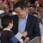 Sánchez con un niño en un mitin del PSOE.