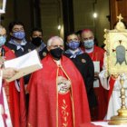 Un momento de la bendición a cargo del Obispo, D. Jesús Murgui, a las puertas del Monasterio