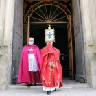 El Obispo D. Jesús Murgui portando el estandarte de la Santa Faz durante el acto celebrado en 2020