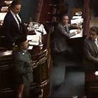 Momento en el que el Teniente Coronel Antonio Tejero se dirigía a los diputados del Congreso el 23 de febrero de 1981