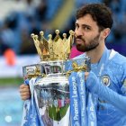 Bernardo Silva con el trofeo de la Premier League ganada por el Manchester City.