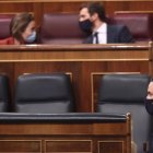 Abascal pasa frente a Casado en el Congreso.