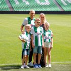 Robben, junto a su familia, cuando fue presentado como jugador del Groningen.